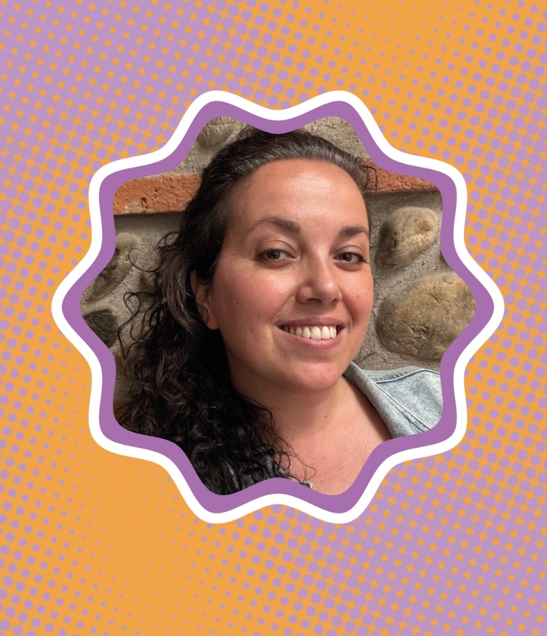 Portrait de Florence Billard, rédactrice web SEO freelance, sur un fond coloré orange et violet