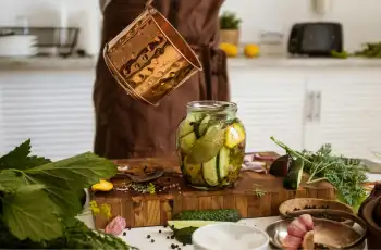 Photo d'illustration d'un article consacré aux astuces anti-gaspi, sur laquelle on voit un homme en train de recycler des épluchures de légumes dans une cuisine
